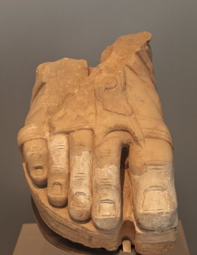 Fragment van een voet van een kolossaal standbeeld, 1e-2e eeuw AD (marmer) door Roman